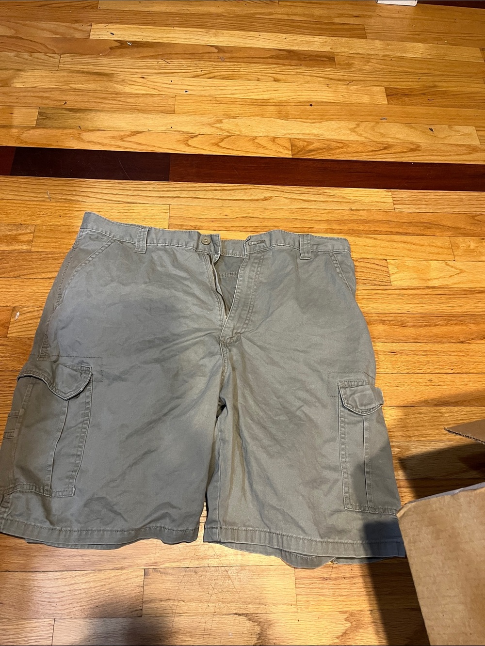 Men's Olive Cargo Shorts - Casual Utility Style